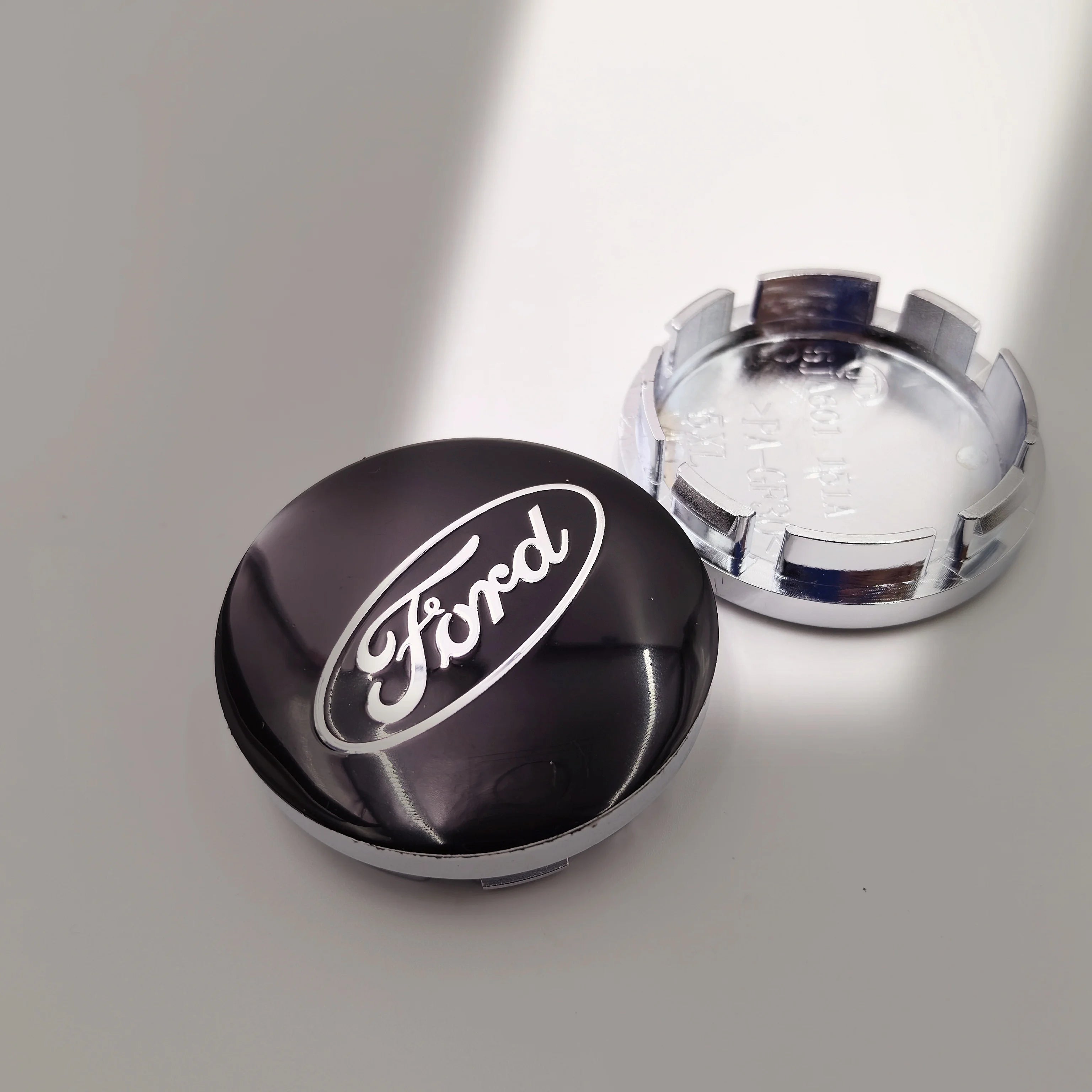 🚗 Universal Wheel Center Caps – 4PCS